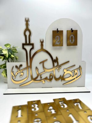 متابعة ايام شهر رمضان خشب، باللون الابيض